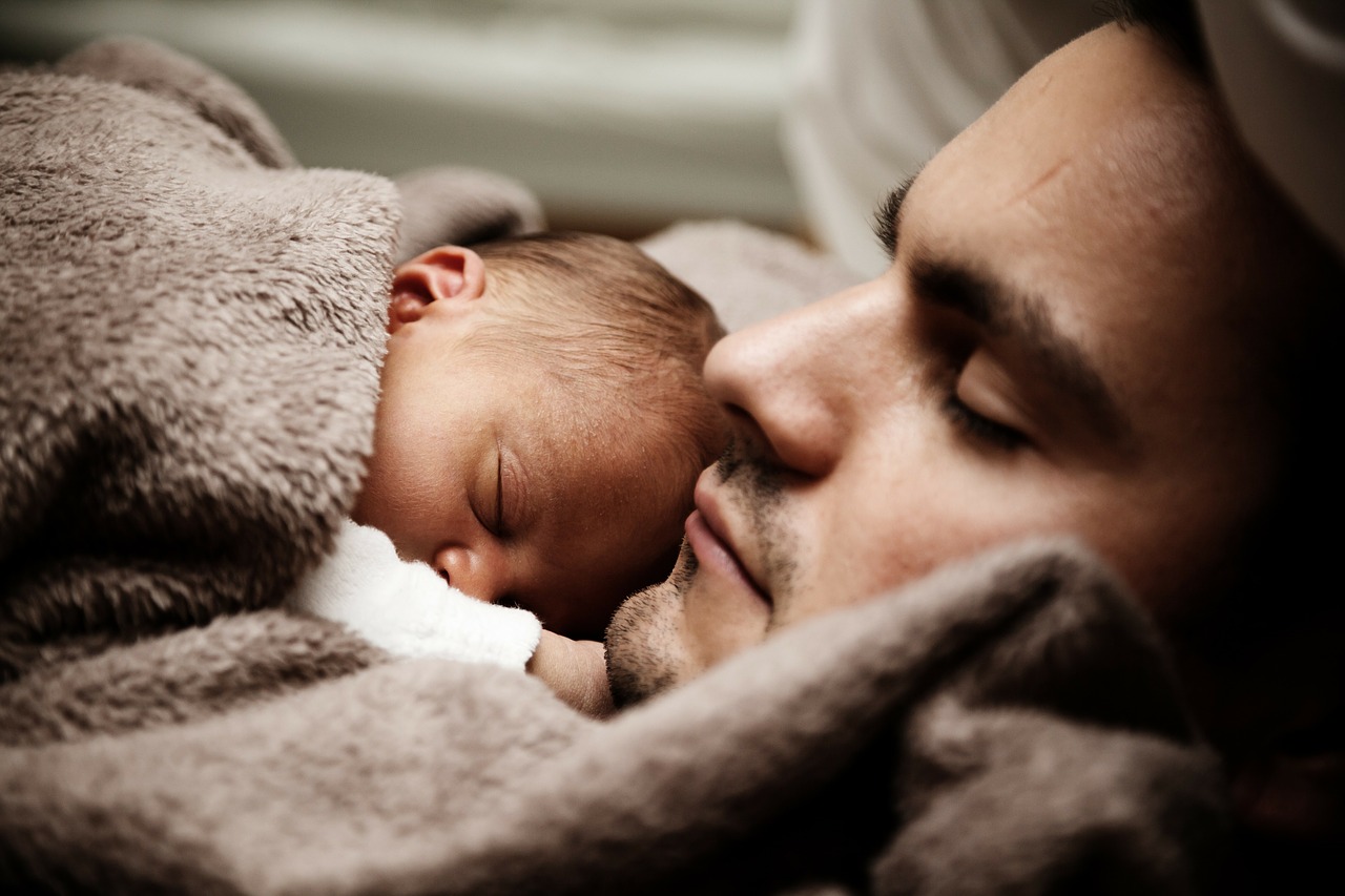 Jak powinno spać niemowlę? Jak układać noworodka do snu